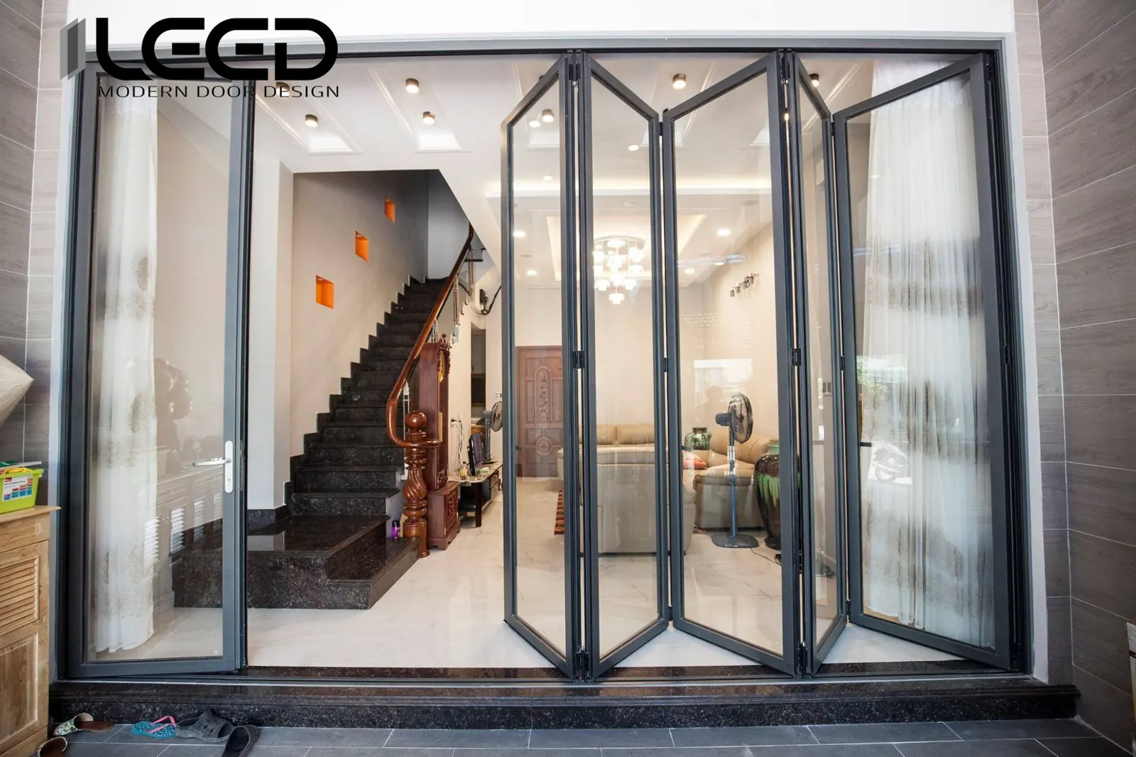 Cửa xếp trượt folding 5 cánh LEED giữa sảnh và phòng khách